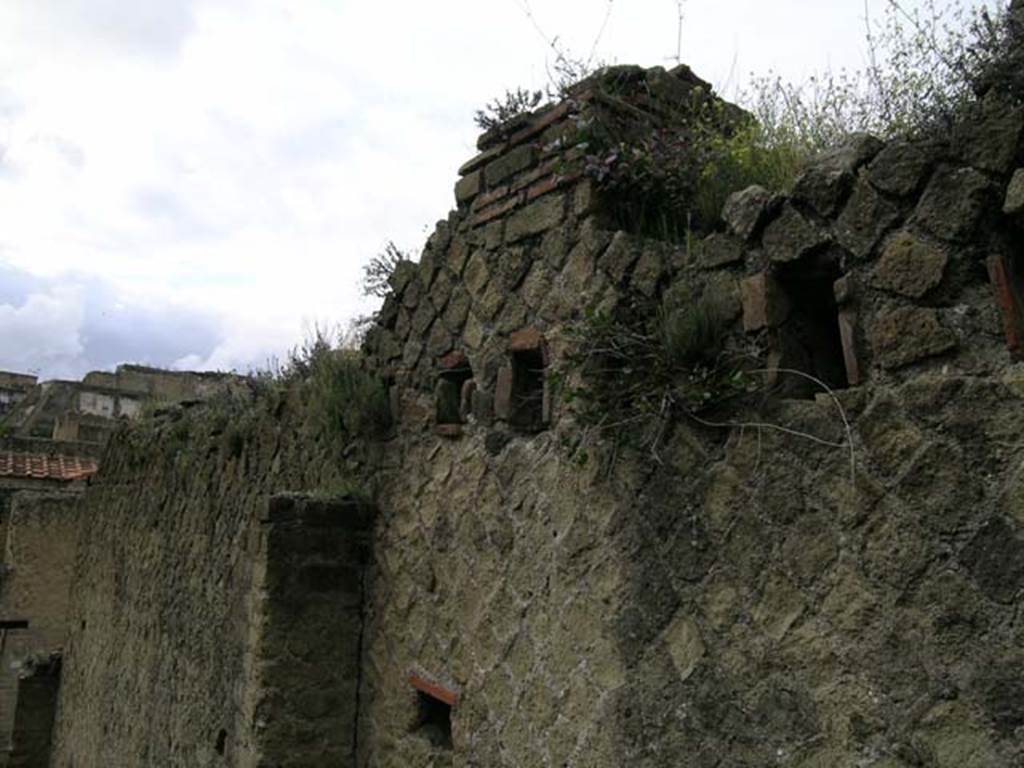 Ins Or II, 10, Herculaneum. May 2004. Looking west along upper north wall of rear room.
Photo courtesy of Nicolas Monteix.